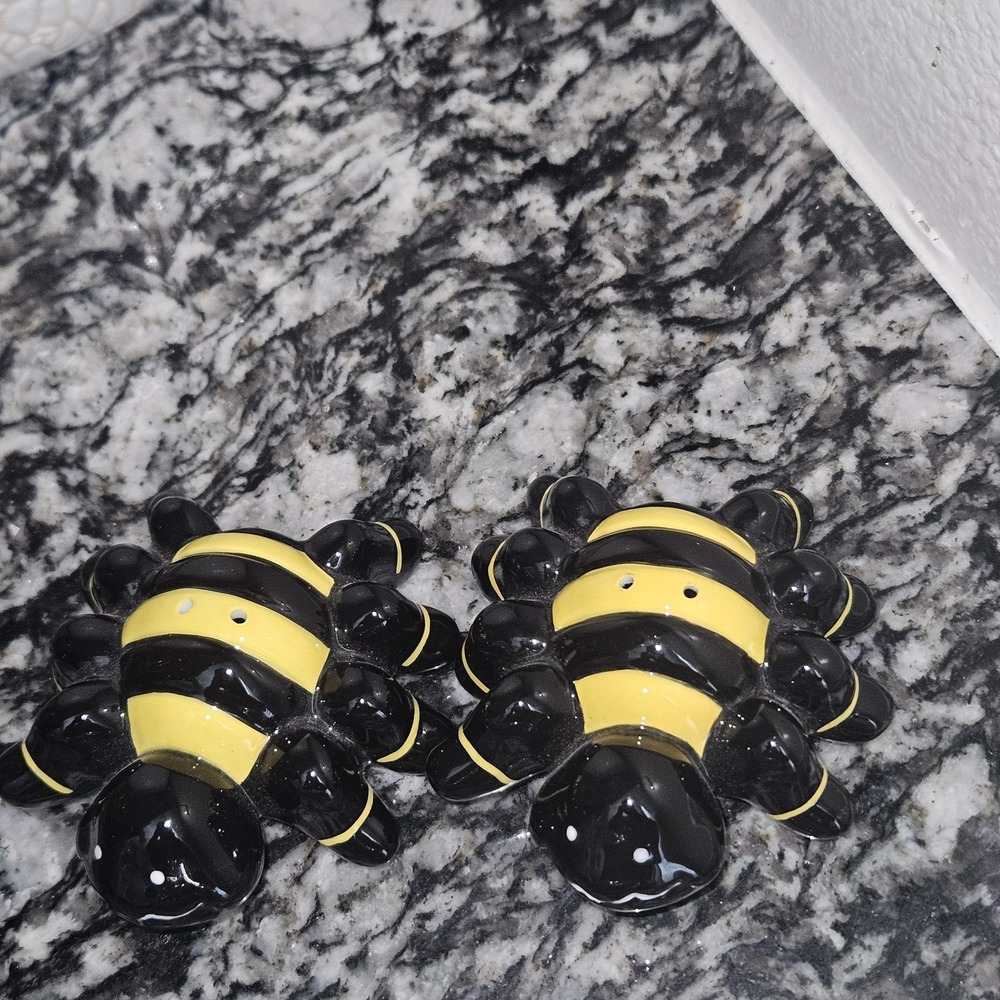 Salt & Pepper Yellow Black Ceramic Tarantulas Spiders‎ Shaker Set